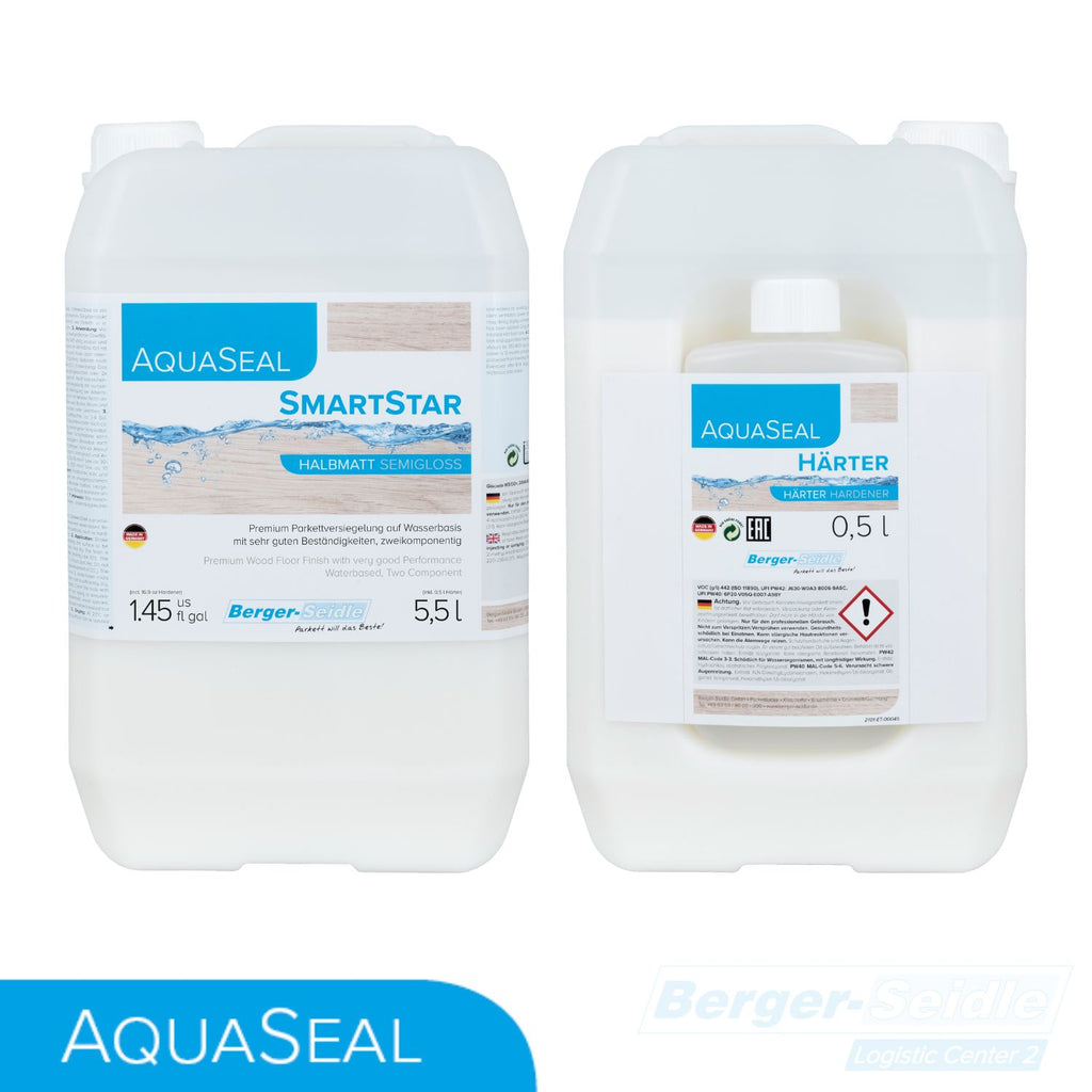 Zwei weiße Kunststoffbehälter mit der Aufschrift "AquaSeal SmartStar" und "Härter" mit blauen und weißen Etiketten. Der linke Behälter enthält 5,5 l Seidenglanzlack, der rechte 0,5 l Härter. Der Text "AQUASEAL" erscheint darunter.