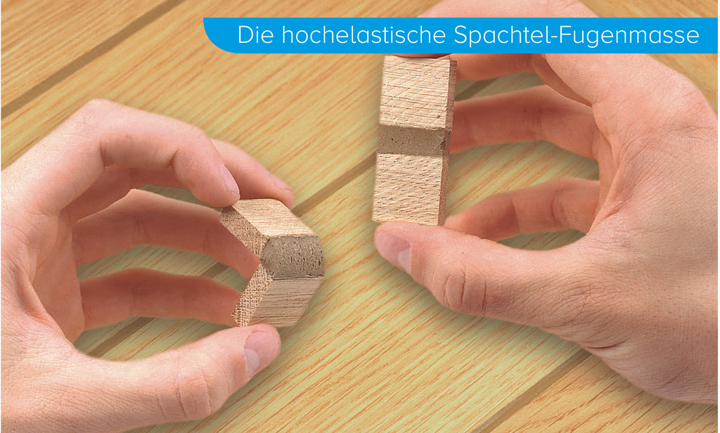 Zwei Hände halten kleine Holzklötze, die mit einer flexiblen Fuge verbunden sind - ideal für AquaSeal PAK Stop hochelastische Parkett-Fugenmasse. Im Hintergrund ist eine Holzfläche zu sehen, auf der ein blaues Banner mit der Aufschrift "Die hochelastische Spachtel-Fugenmasse.