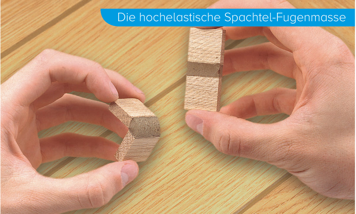 Zwei Hände halten kleine Holzklötze, die mit einer flexiblen Fuge verbunden sind - ideal für AquaSeal PAK Stop hochelastische Parkett-Fugenmasse. Im Hintergrund ist eine Holzfläche zu sehen, auf der ein blaues Banner mit der Aufschrift "Die hochelastische Spachtel-Fugenmasse.