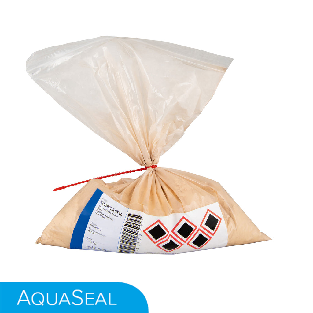Ein versiegelter Plastikbeutel enthält beigefarbenes Pulver, das mit Gefahrensymbolen und einem Strichcode gekennzeichnet ist. "SolvSeal Universal-Verdünnung | zur Verdünnung und Reinigung von Arbeitsgeräten | 5L" steht in einem blauen Kästchen in der unteren linken Ecke.