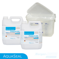 Zwei weiße 1-Gallonen-Behälter mit der Aufschrift "AQUACHOICE PINKQUALIZER" stehen neben einem transparenten Plastikeimer mit Messmarkierungen. Die Logos von AquaSeal und Berger-Seidle sind am Boden sichtbar.