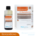 Zwei Behälter mit BergerBond P2 RapidRepair, einem Bodenreparaturklebstoff. Die linke Flasche trägt die Aufschrift "Härter 0,1 kg", die rechte Wanne die Aufschrift "0,8 kg". Beide haben orange, weiße und blaue Etiketten.
