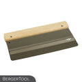 Der BergerTool PadHolder zum Polieren und Reinigen mit Handpads ist auf weißem Hintergrund abgebildet und verfügt über eine breite, flache Klinge und einen Holzgriff. Der Markenname "BergerTool" erscheint in der unteren linken Ecke.