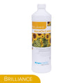 Eine weiße Flasche mit der Aufschrift "BRILLIANCE AQUAOILCARE" und einer Abbildung von Sonnenblumen auf der Vorderseite. Die Flasche hat eine weiße Kappe und fasst 1 Liter Produkt zur Reinigung und Pflege von geölten Holzböden.