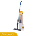 Ein Brilliance SprayMop ComfortClean für versiegeltes/geöltes Parkett, Laminat, Fliesen, Steinböden und PVC steht neben seiner Verpackung und 1L Classic NeutralReiniger. Der Schriftzug "BRILLIANCE" erscheint in einem gelben Kasten in der unteren linken Ecke des Bildes.