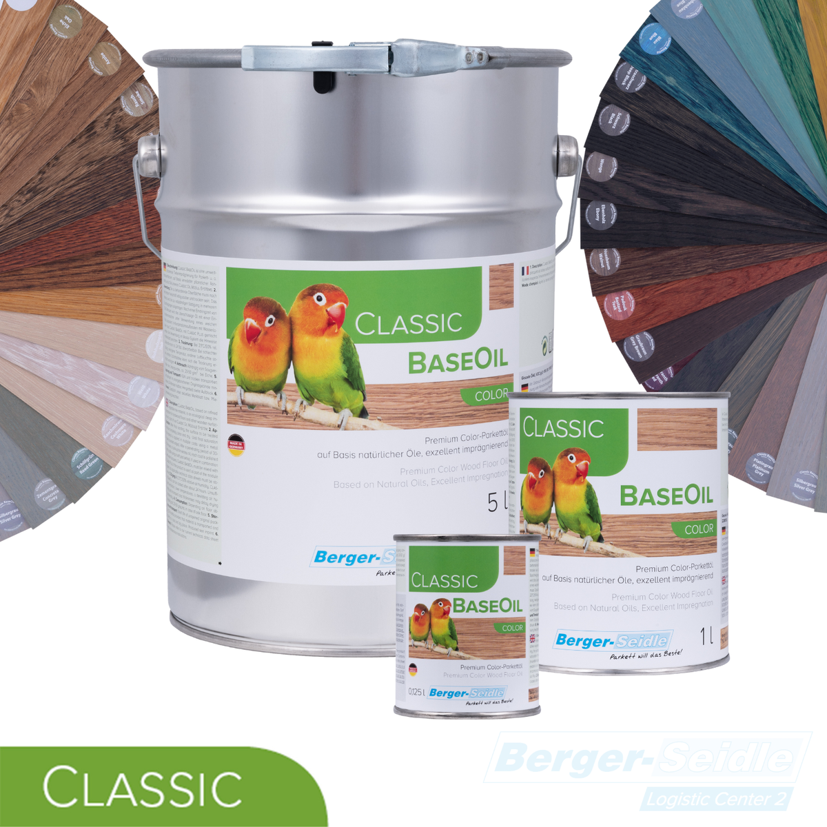 Eine große und zwei kleine Dosen Berger-Seidle Classic BaseOil mit einem Etikett, das zwei bunte Vögel zeigt. Dahinter befinden sich zwei halbrunde Farbmusterfächer, die verschiedene Holzbeiztöne zeigen.