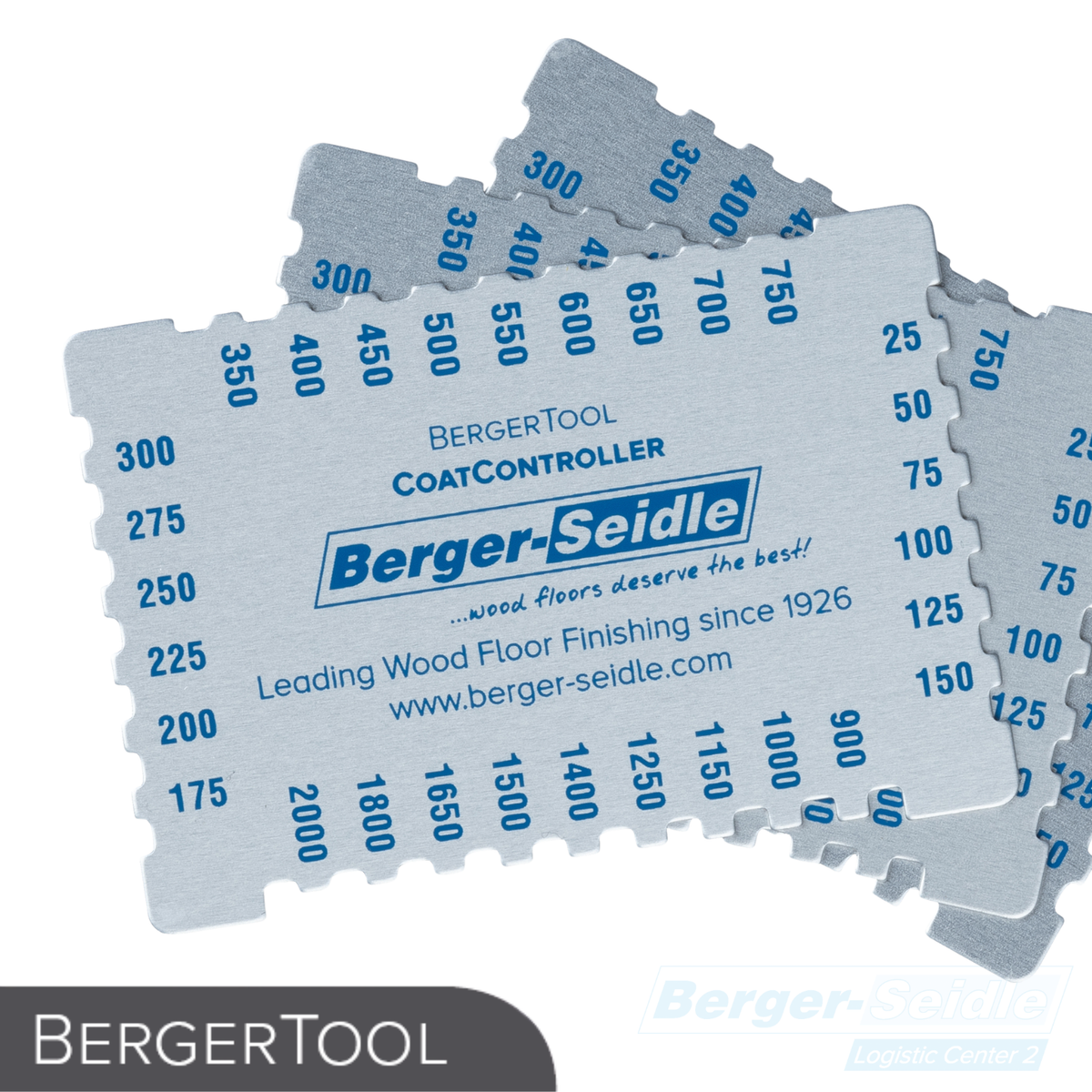 Ein Berger-Seidle CoatController-Werkzeug aus Metall mit gekerbten Kanten, gekennzeichnet mit blauen Messnummern und Brandzeichen zum Auftragen und Messen von Holzbodenbeschichtungen. Das Werkzeug ist schräg abgebildet, dahinter befinden sich Teilduplikate.