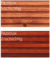 Gezeigt werden zwei Padouk-Holzmuster: das obere, mit "1-schichtig" bezeichnete, ist heller, während das untere nach der Behandlung mit Terrassenöl Classic Outdoor Oil farblos/color für Holzflächen im Außenbereich dunkler und satter ist.