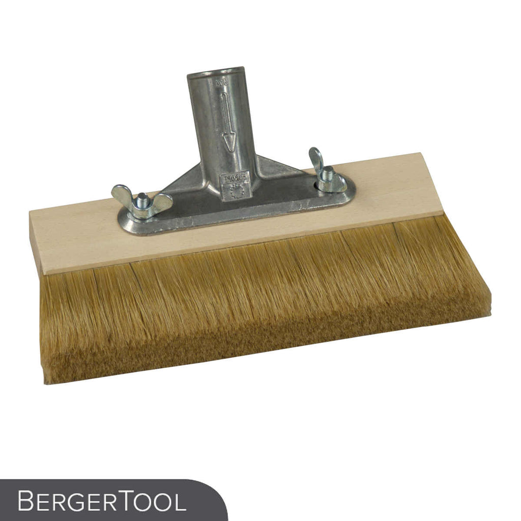 Der Flächenstreicher BergerTool ist eine große, flache Tapetenbürste mit Naturborsten, einer Metallhalterung und einem Holzgriffschlitz. Der Schriftzug "BergerTool" erscheint in der unteren Ecke auf weißem Hintergrund.