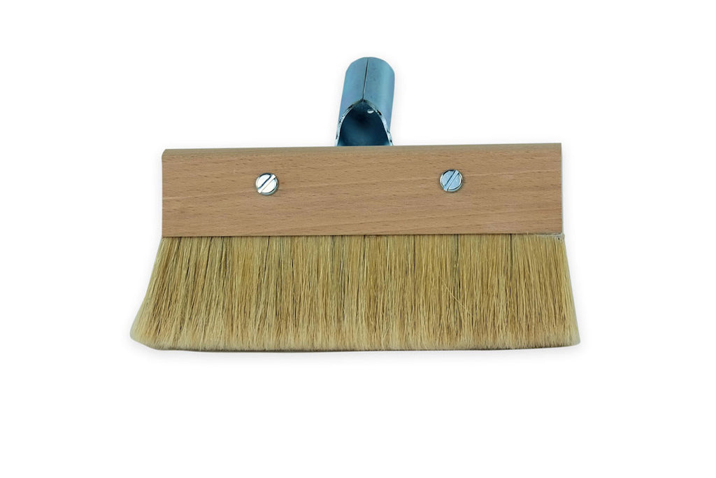 Der Flächenstreicher BergerTool ist ein breiter, flacher Pinsel mit Holzstiel, Metallzwinge und hellbraunen Borsten, isoliert auf weißem Hintergrund dargestellt.