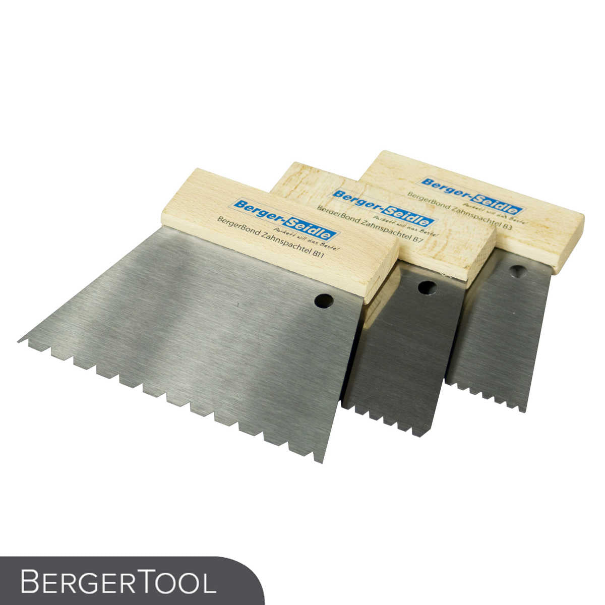 Drei Zahnspachtel BergerTool zum Auftrag von Parkettkleber Spachtelmesser mit hölzernen "Berger-Seidle" Griffen sind überlappt. Das Bild zeigt ein "BERGERTOOL"-Etikett an der Unterseite.
